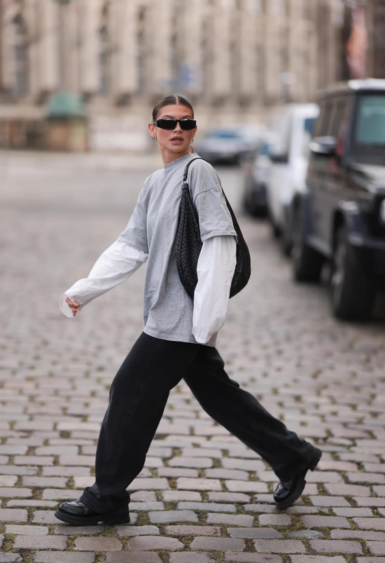 5 món đồ mùa đông hội sành thời trang luôn kết hợp với áo trắng dài tay mặc đẹp chưa bao giờ đơn giản đến thế - 1