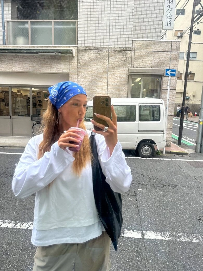 5 món đồ mùa đông hội sành thời trang luôn kết hợp với áo trắng dài tay mặc đẹp chưa bao giờ đơn giản đến thế - 2