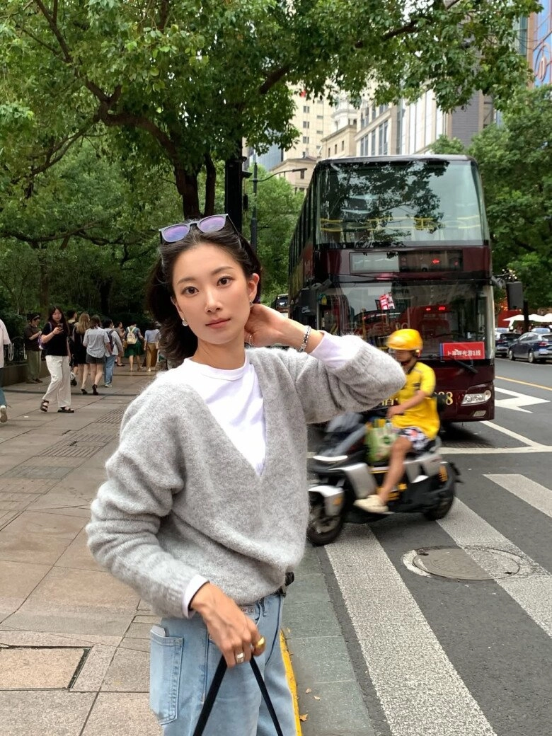 5 món đồ mùa đông hội sành thời trang luôn kết hợp với áo trắng dài tay mặc đẹp chưa bao giờ đơn giản đến thế - 3