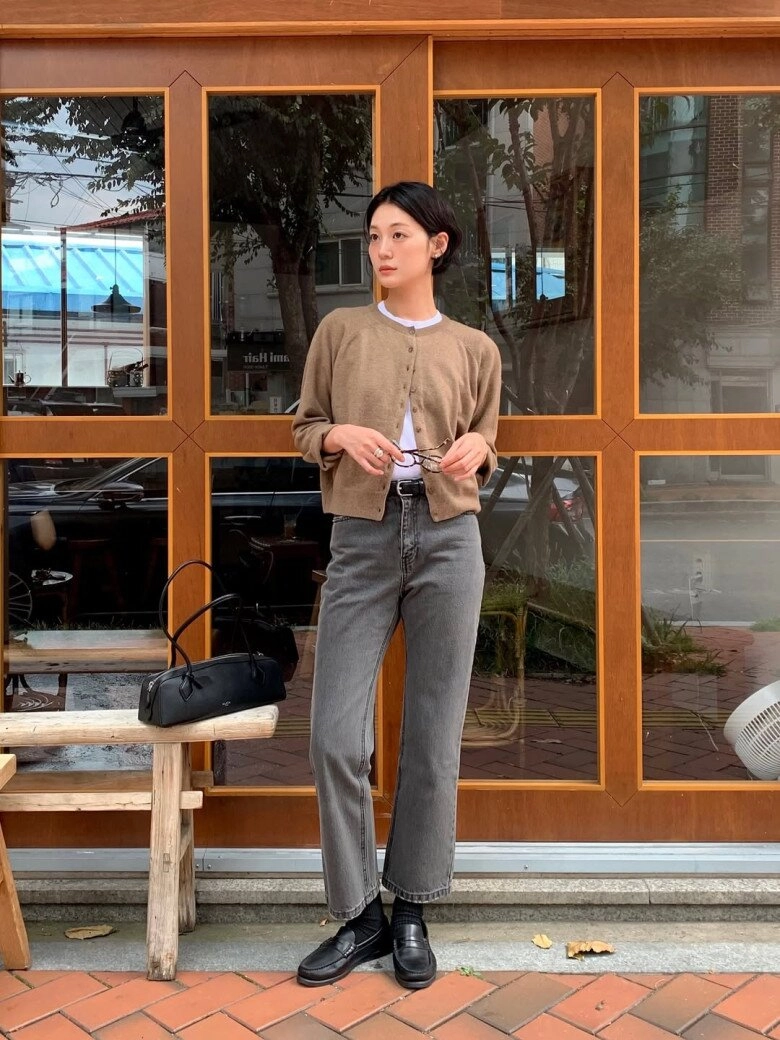 5 món đồ mùa đông hội sành thời trang luôn kết hợp với áo trắng dài tay mặc đẹp chưa bao giờ đơn giản đến thế - 4