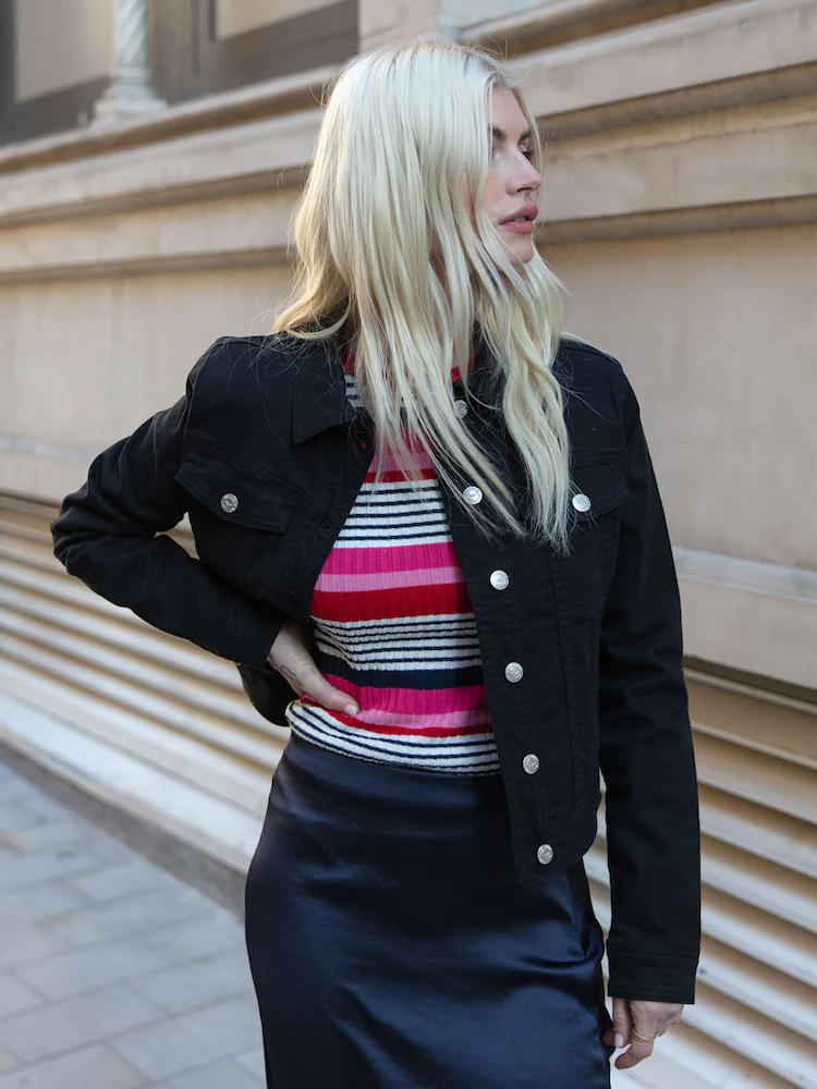 6 màu áo khoác xứng đáng mua lại nhiều lần tôn da trắng sáng phối với quần hay váy đều đẹp miễn chê - 4