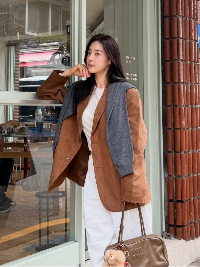 6 màu áo khoác xứng đáng mua lại nhiều lần tôn da trắng sáng phối với quần hay váy đều đẹp miễn chê - 11