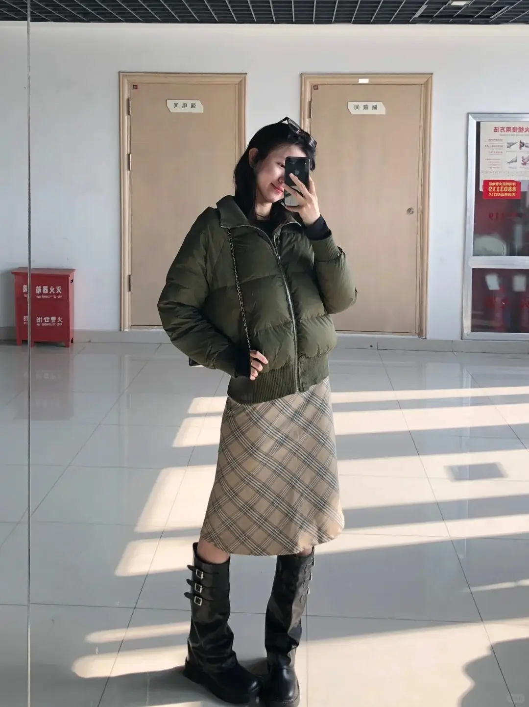 6 màu áo khoác xứng đáng mua lại nhiều lần tôn da trắng sáng phối với quần hay váy đều đẹp miễn chê - 17