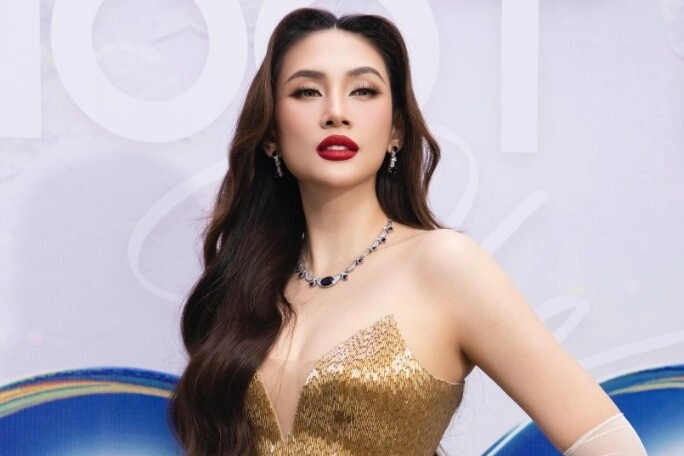 Á hậu việt khổ sở vì vòng 1 quá cỡ xấu hổ khi mặc đồ nhà thiết kế tái xuất sau sinh con gây bão - 1