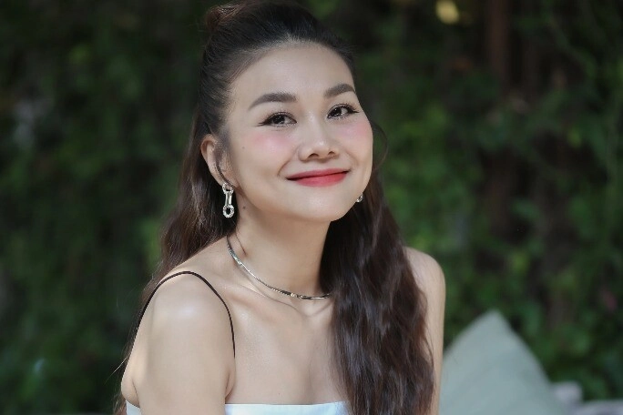 Á hậu việt khổ sở vì vòng 1 quá cỡ xấu hổ khi mặc đồ nhà thiết kế tái xuất sau sinh con gây bão - 4