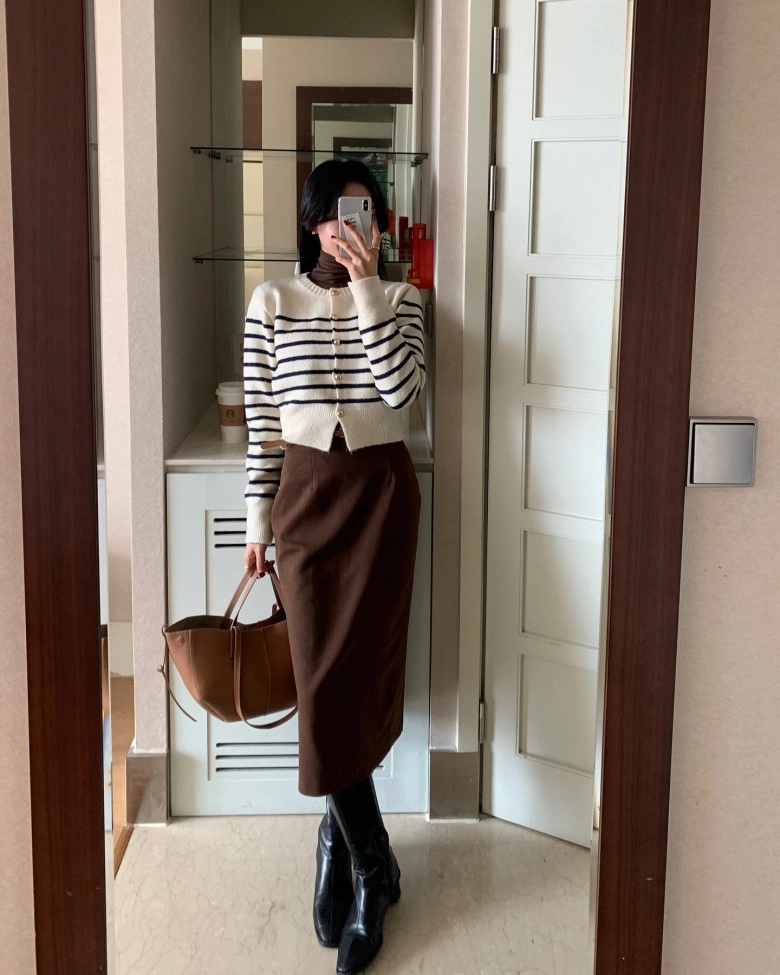 Áo kẻ ngang phủ sóng khắp nơi 10 kiểu phối đồ giúp chị em tuổi nào diện cũng trông trẻ trung sành điệu - 8