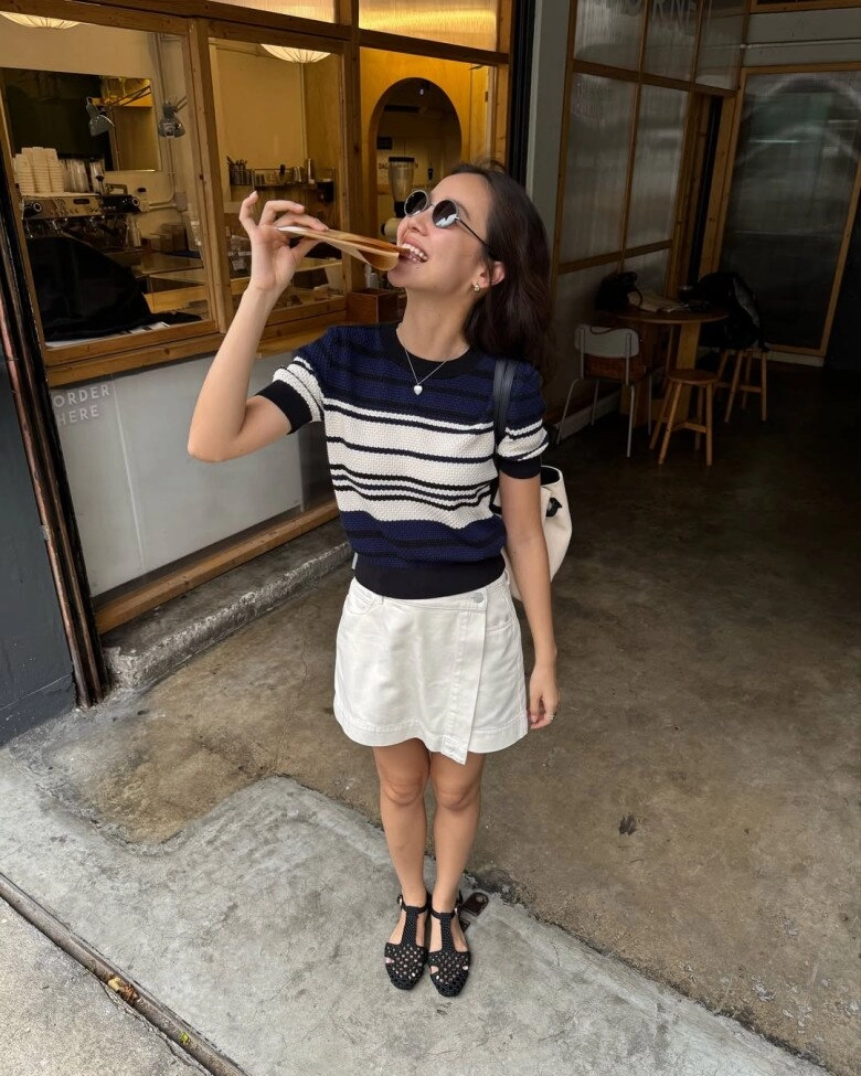 Áo kẻ ngang phủ sóng khắp nơi 10 kiểu phối đồ giúp chị em tuổi nào diện cũng trông trẻ trung sành điệu - 9