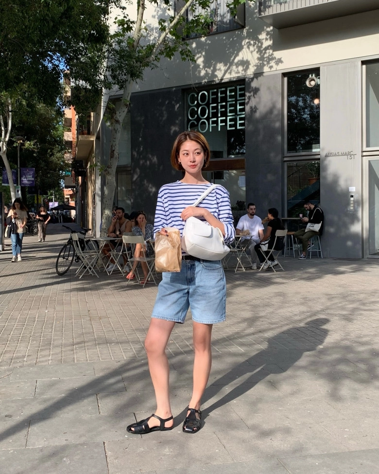 Áo kẻ ngang phủ sóng khắp nơi 10 kiểu phối đồ giúp chị em tuổi nào diện cũng trông trẻ trung sành điệu - 10