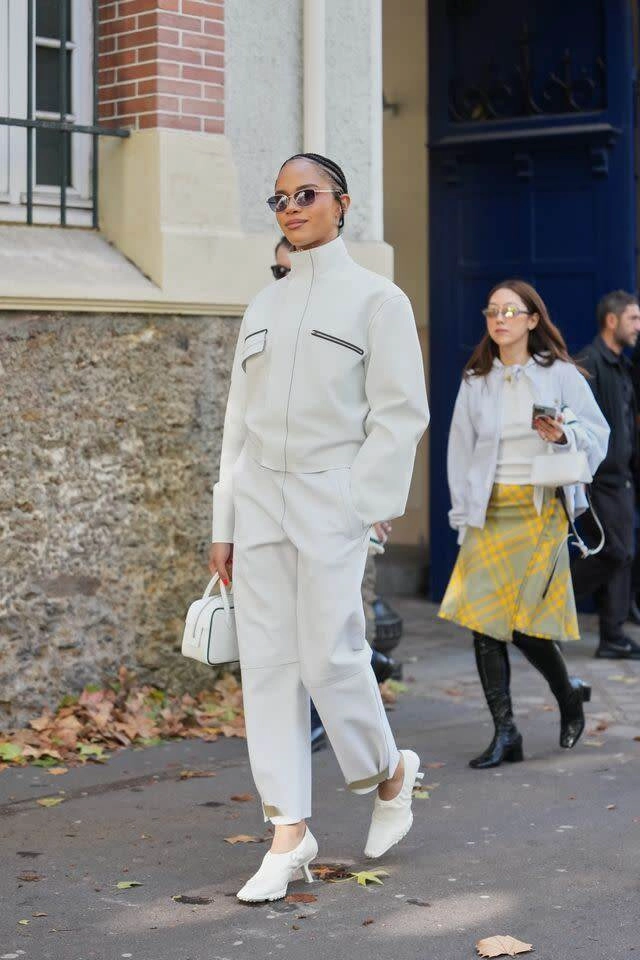 Bắt bài mặc đẹp theo xu hướng tông trắng cloud dancer chị em không bao giờ mặc xấu chỉ nhờ 4 công thức lên đồ - 12