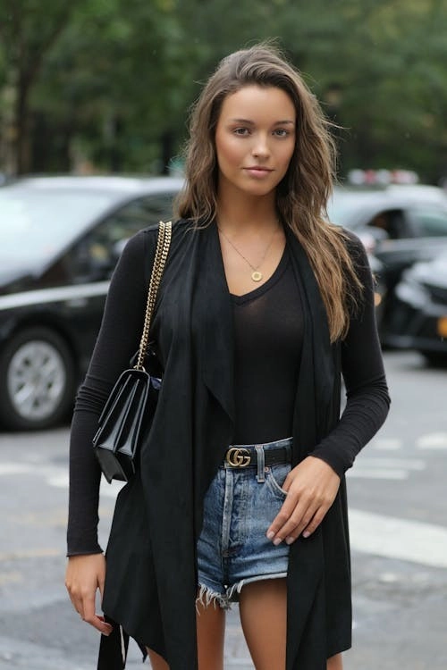 Cách phối đồ để giữ vẻ ngoài thanh lịch kể cả khi mặc quần thể thao áo croptop - 1