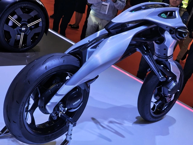 Cận cảnh yamaha motoroid bằng xương bằng thịt tại japan mobility show 2025 - 1