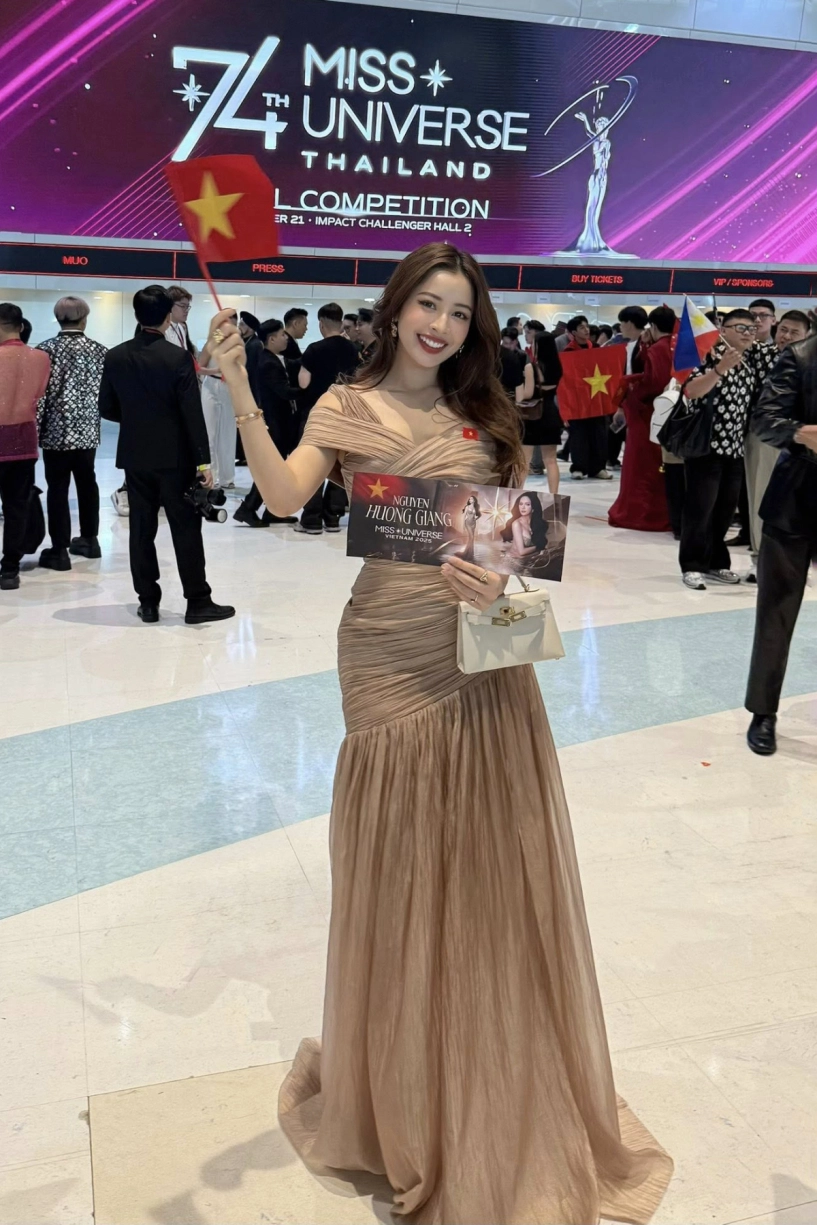 Chi pu xách túi hơn 600 triệu đồng khi đi cổ vũ hương giang - 2