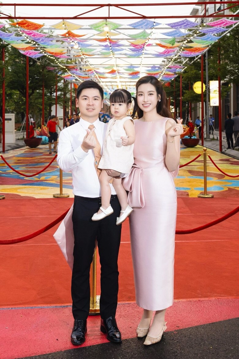 Chiếc váy khiến đỗ mỹ linh vướng tin đồn có tin vui khi đi cưới đỗ hà - 4