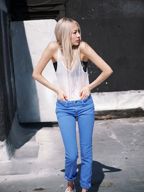 Chọn màu trang phục để hớp hồn với mốt tóc bạch kim - 6