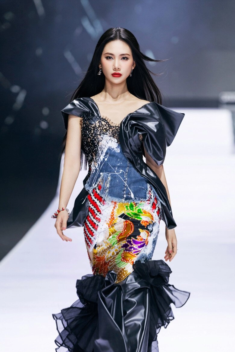 Cú đá váy khi làm vedette của bùi quỳnh hoa - 1