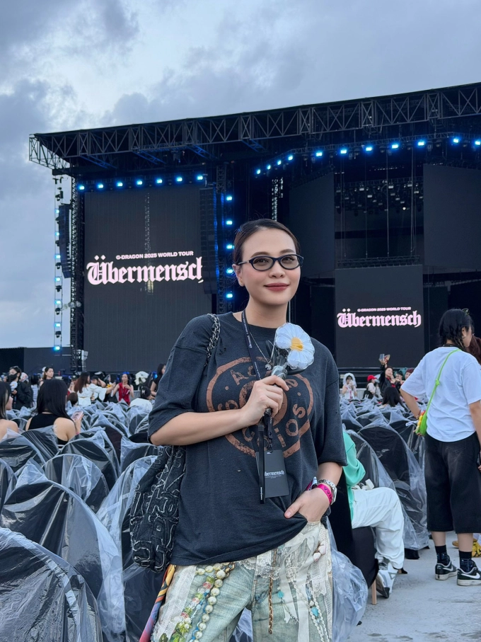 Đàm thu trang đeo vòng cổ 300 triệu đồng đi concert g-dragon - 1