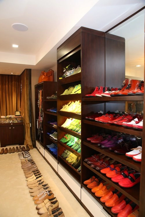 Đàm vĩnh hưng khoe tủ giày trị giá cả chục tỷ đồng - 1