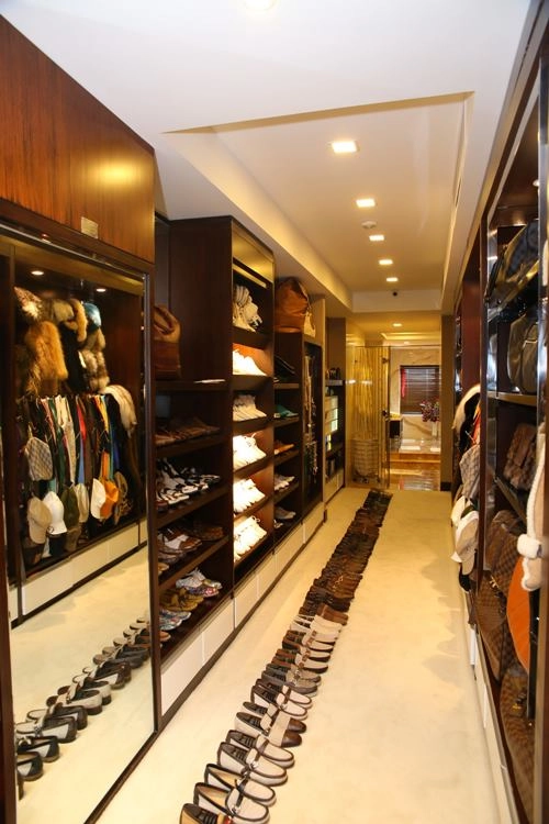 Đàm vĩnh hưng khoe tủ giày trị giá cả chục tỷ đồng - 3