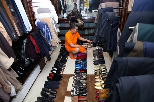 Đàm vĩnh hưng khoe tủ giày trị giá cả chục tỷ đồng - 9