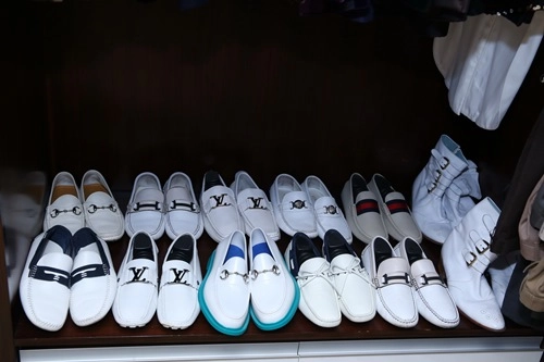 Đàm vĩnh hưng khoe tủ giày trị giá cả chục tỷ đồng - 13