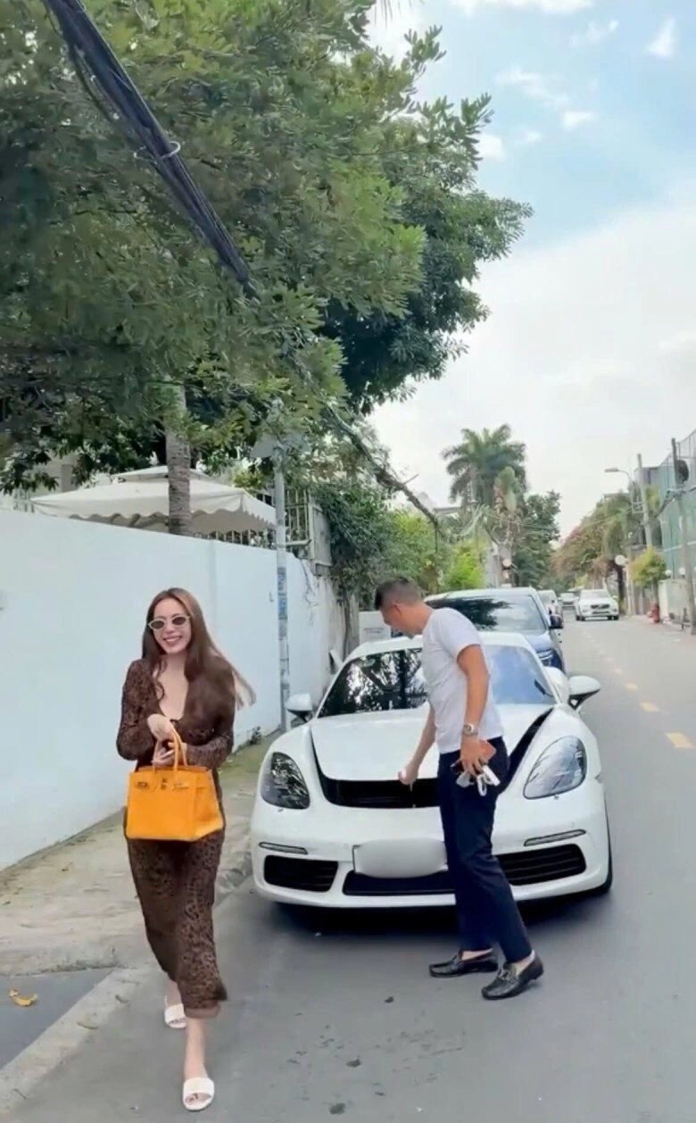 Đi xe sang thủy tiên vẫn trung thành với mẫu túi hiệu dùng 10 năm chưa chán từng mang lên xe khách về quê - 3