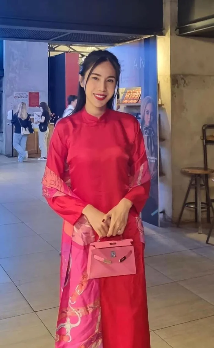 Đi xe sang thủy tiên vẫn trung thành với mẫu túi hiệu dùng 10 năm chưa chán từng mang lên xe khách về quê - 12