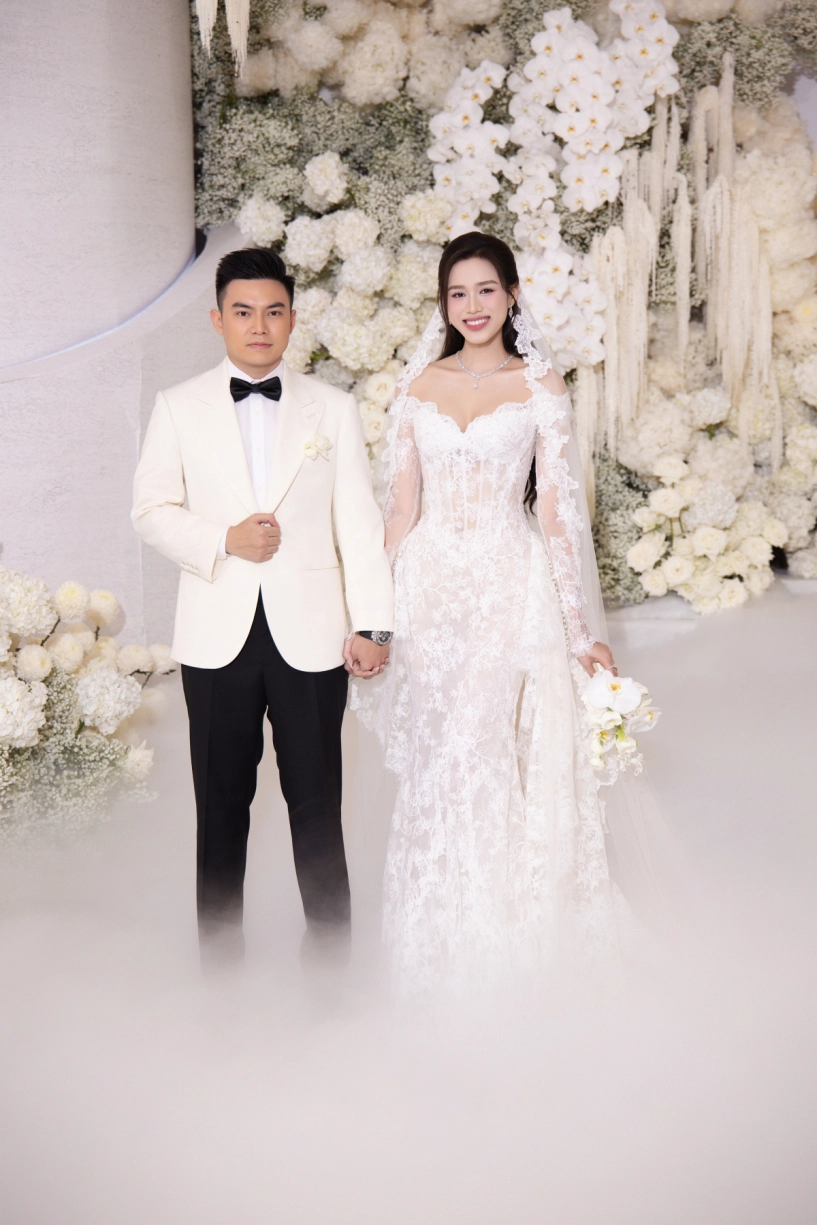 Đỗ thị hà thay bốn đầm khoe vai trong tiệc cưới ở hà nội - 1