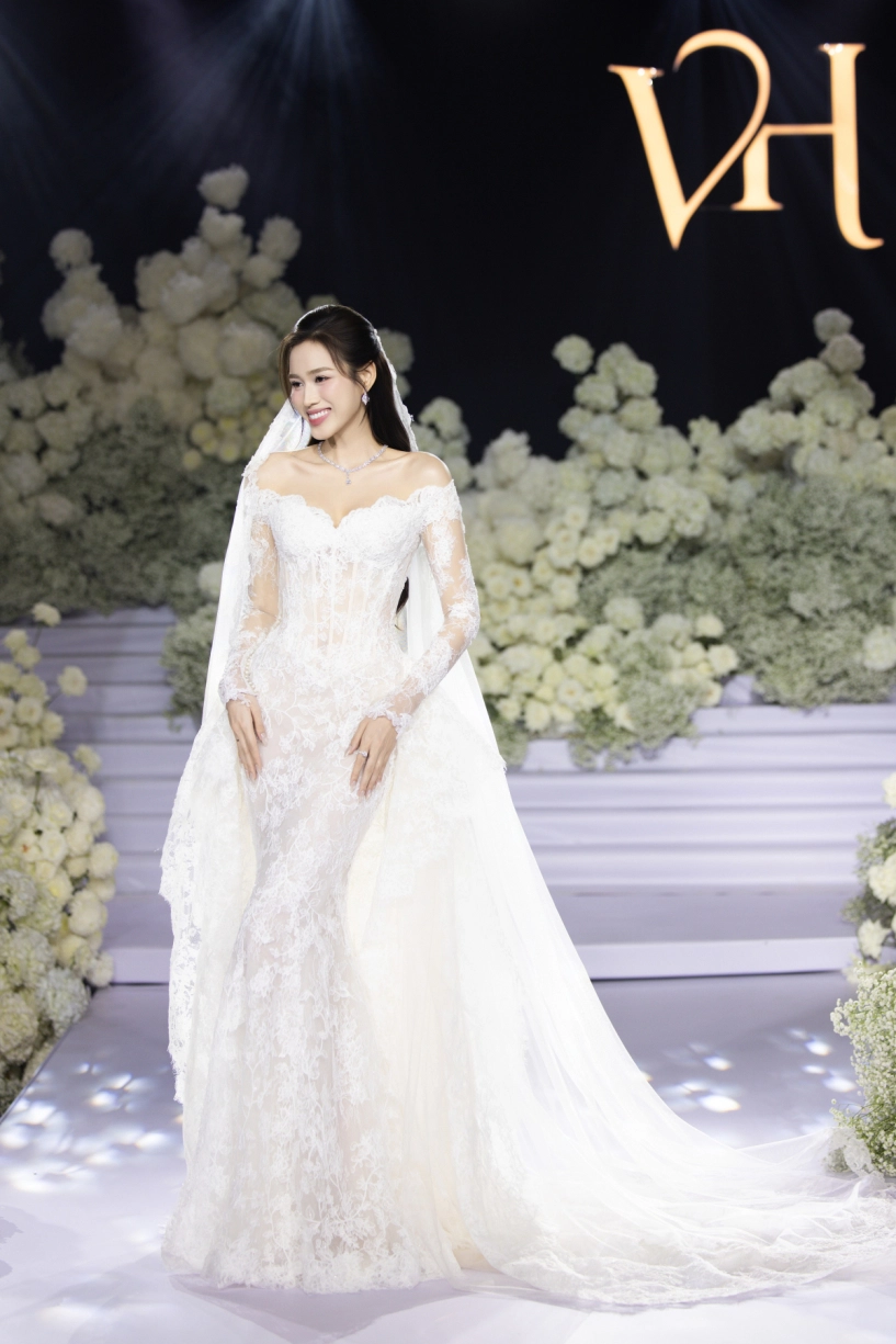 Đỗ thị hà thay bốn đầm khoe vai trong tiệc cưới ở hà nội - 2