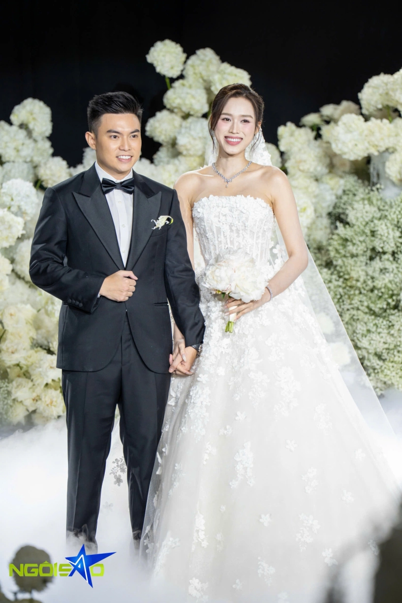 Đỗ thị hà thay bốn đầm khoe vai trong tiệc cưới ở hà nội - 3