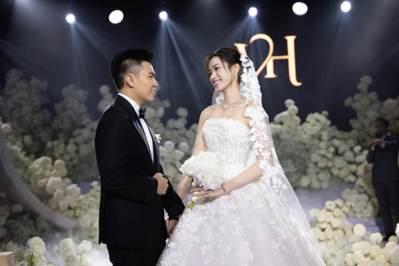 Đỗ thị hà thay bốn đầm khoe vai trong tiệc cưới ở hà nội - 4