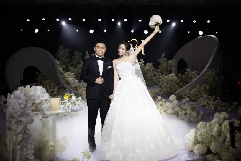 Đỗ thị hà thay bốn đầm khoe vai trong tiệc cưới ở hà nội - 5