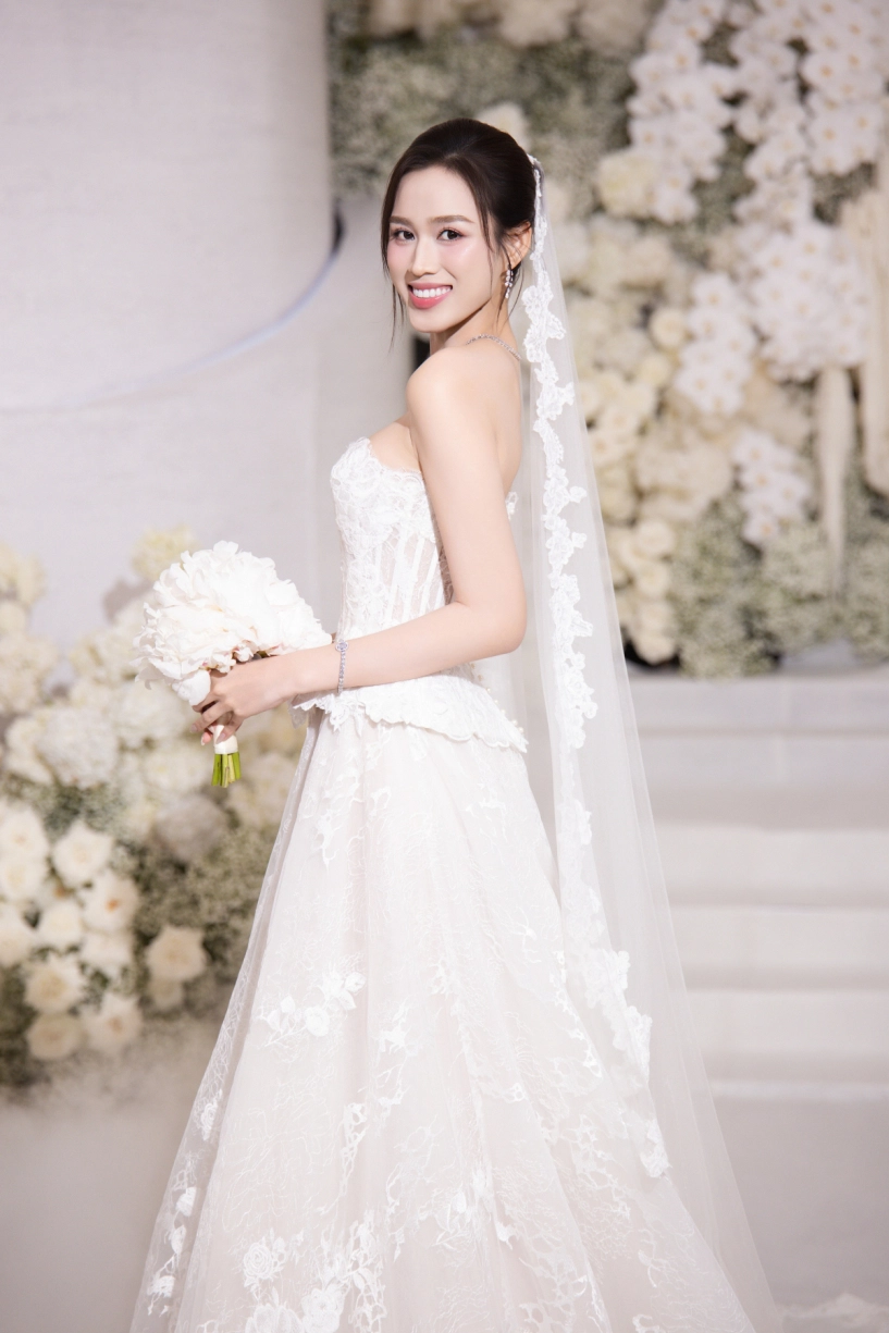 Đỗ thị hà thay bốn đầm khoe vai trong tiệc cưới ở hà nội - 7