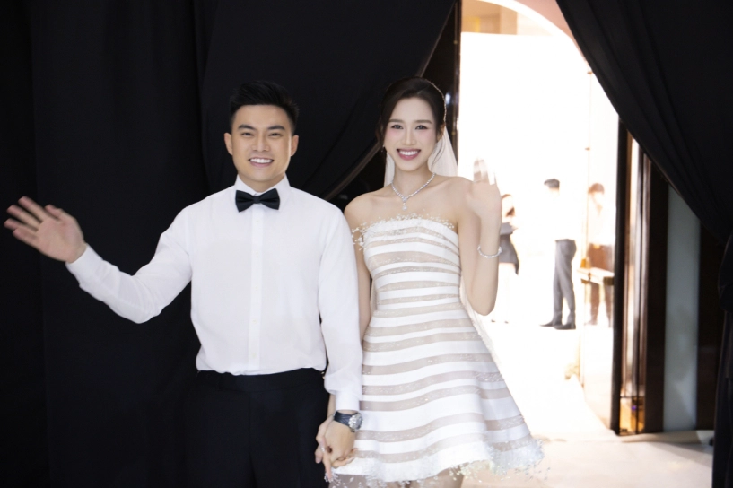 Đỗ thị hà thay bốn đầm khoe vai trong tiệc cưới ở hà nội - 8