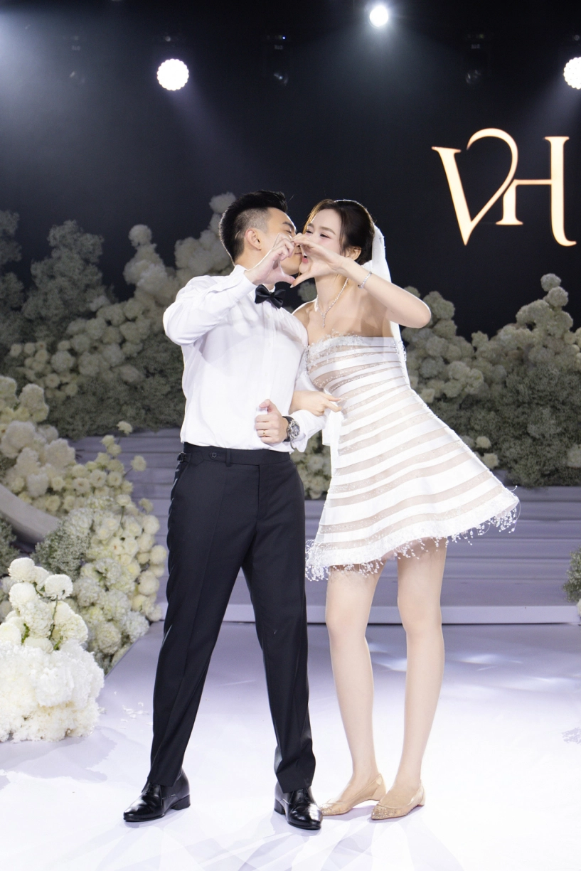 Đỗ thị hà thay bốn đầm khoe vai trong tiệc cưới ở hà nội - 10