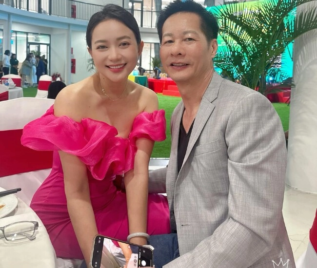 Em gái kín tiếng của phan như thảo có đôi chân dài như người mẫu ăn mặc sành điệu hơn cả chị - 1