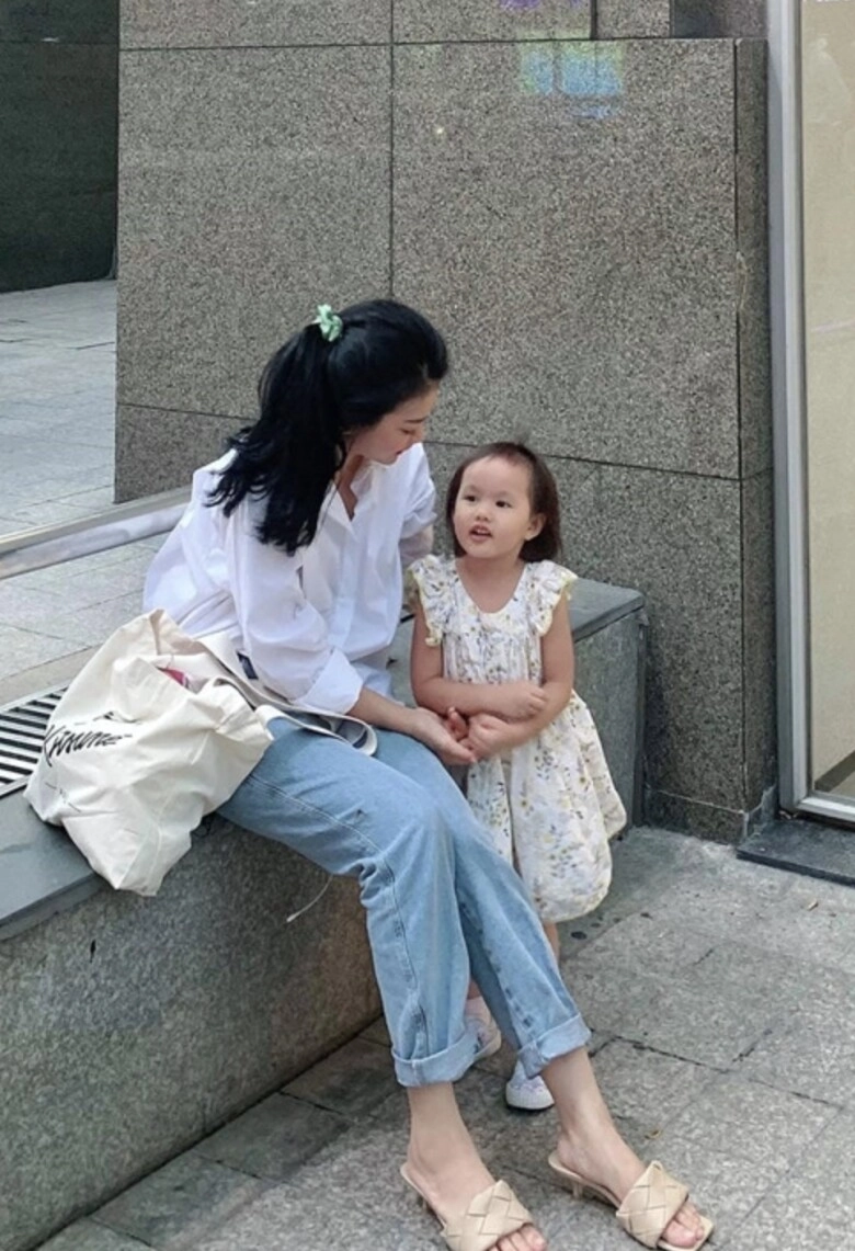 Em gái kín tiếng của phan như thảo có đôi chân dài như người mẫu ăn mặc sành điệu hơn cả chị - 5