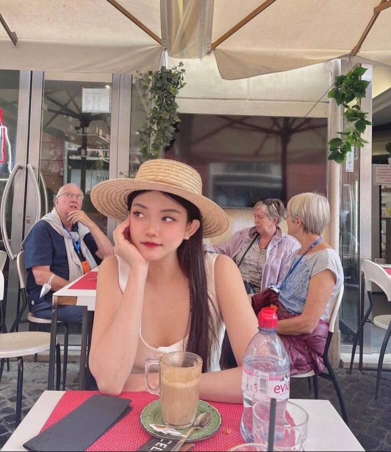 Em gái kín tiếng của phan như thảo có đôi chân dài như người mẫu ăn mặc sành điệu hơn cả chị - 7