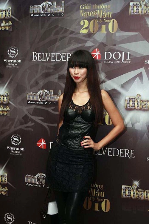 Hà anh tiếp thị cơ thể bằng sắc đen quyền lực - 1