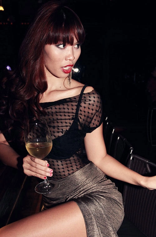 Hà anh tiếp thị cơ thể bằng sắc đen quyền lực - 2