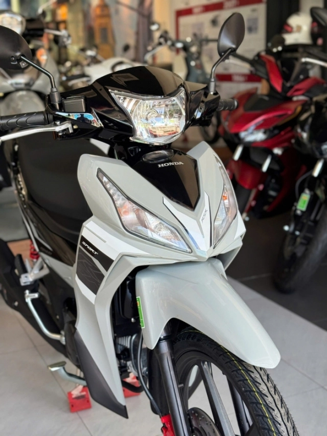 Hình ảnh thực tế của honda wave rsx fi 2026 vừa ra mắt ở nước ta đã có mặt tại các đại lý - 3