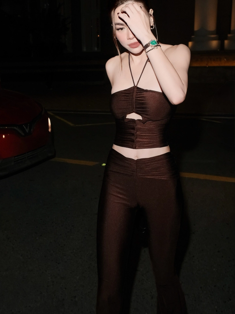 Hồ ngọc hà khoe vòng eo thềm ngực táo bạo trong trang phục ôm sát - 1