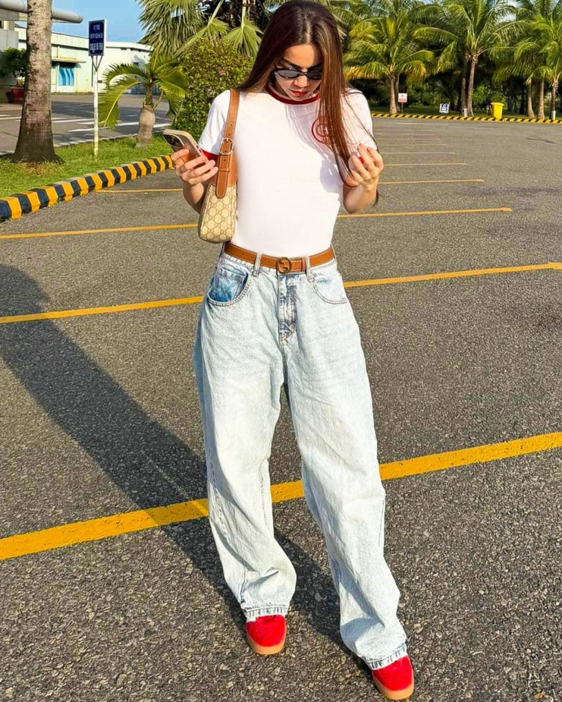 Hồ ngọc hà lộ chân khẳng khiu vì quần bó sát - 6