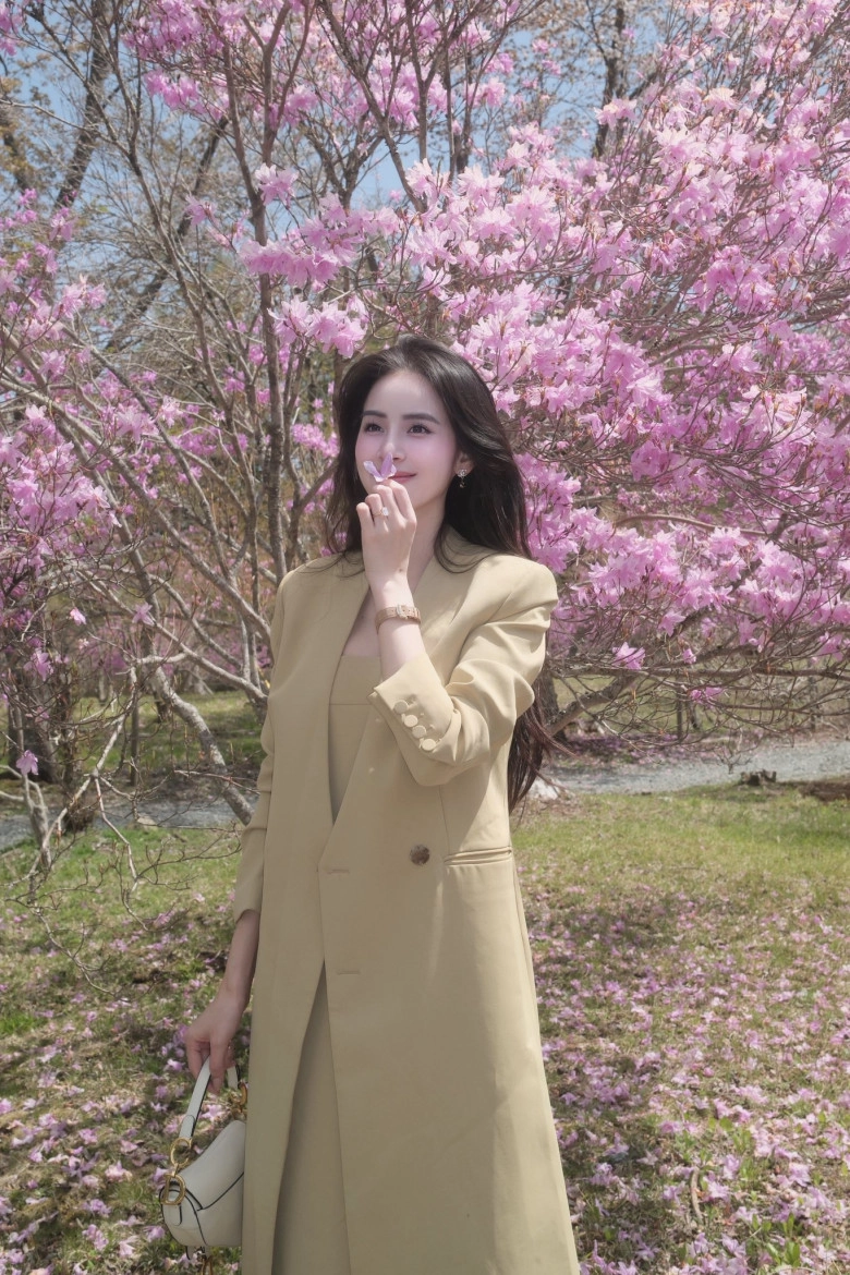 Học mỹ nhân việt cách phối đồ với áo khoác màu be giúp nàng ghi điểm thanh lịch và sang trọng ngày đông - 3