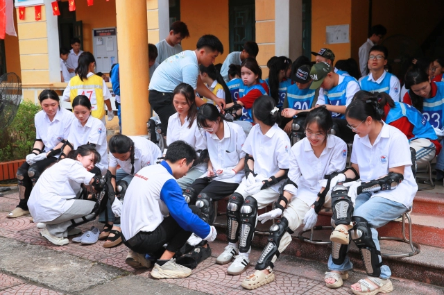 Honda khởi động khóa bồi dưỡng kiến thức pháp luật và kỹ năng lái xe gắn máy an toàn cho học sinh - 10