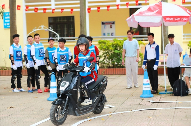 Honda khởi động khóa bồi dưỡng kiến thức pháp luật và kỹ năng lái xe gắn máy an toàn cho học sinh - 11
