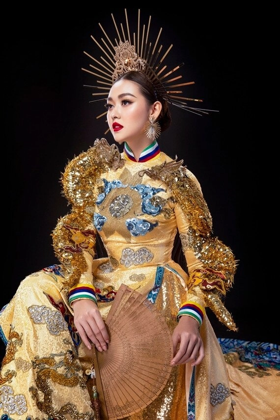 Hương giang mặc áo dài trắng tinh tại miss universe nhìn lại 4 lần áo dài việt thắng giải trang phục dân tộc đẹp nhất - 7