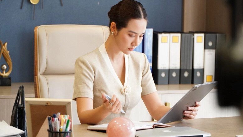 Huyền lizzie là mỹ nhân mặc đồ công sở đẹp nhất màn ảnh chị em mê phong cách tổng tài tham khảo ngay - 9