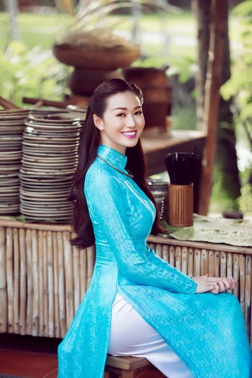 Khánh my duyên dáng áo dài dưới nắng xuân - 7