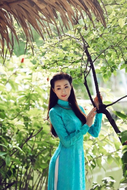 Khánh my duyên dáng áo dài dưới nắng xuân - 8
