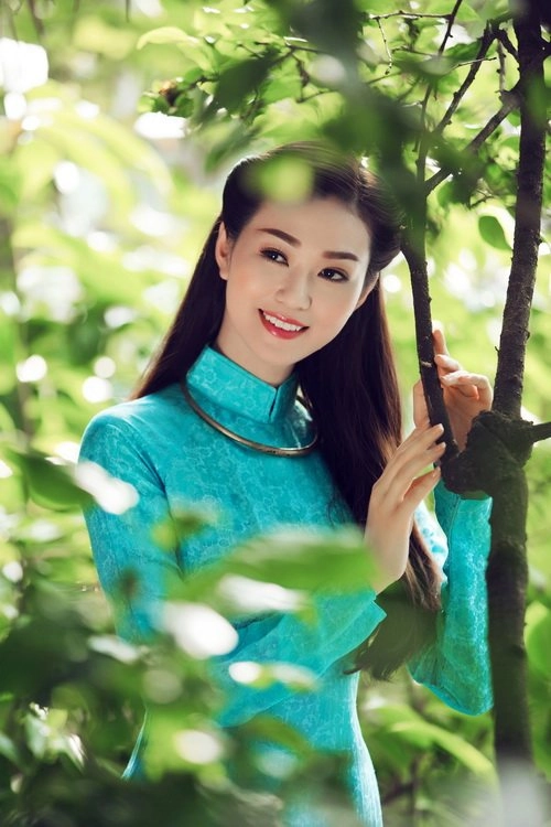 Khánh my duyên dáng áo dài dưới nắng xuân - 9
